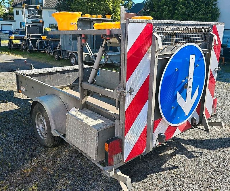 Nissen FAT LED B3 Absperrtafel VZ616 Verkehrsleittafel Verkehrssicherungsanhänger Verkehrsleittafel Horizont Trebbiner Sperrwand